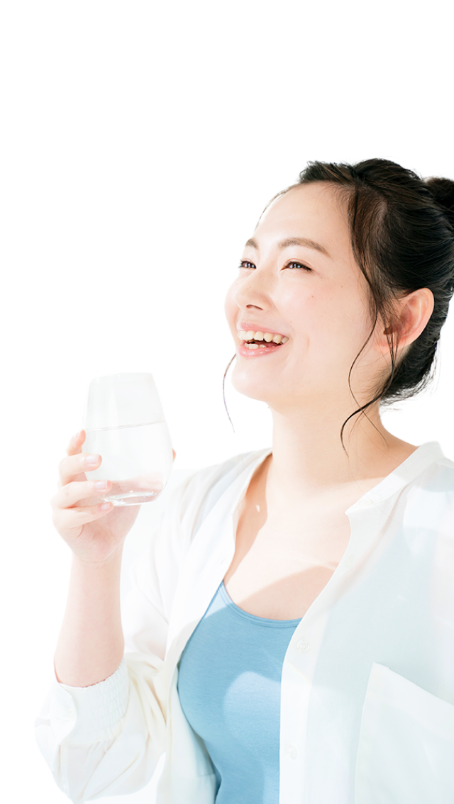 水を飲む女性
